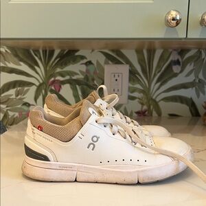 On running cloud the Roger shoe size 5.5 women’s